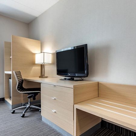 Quality Inn & Suites Oakville Room photo
