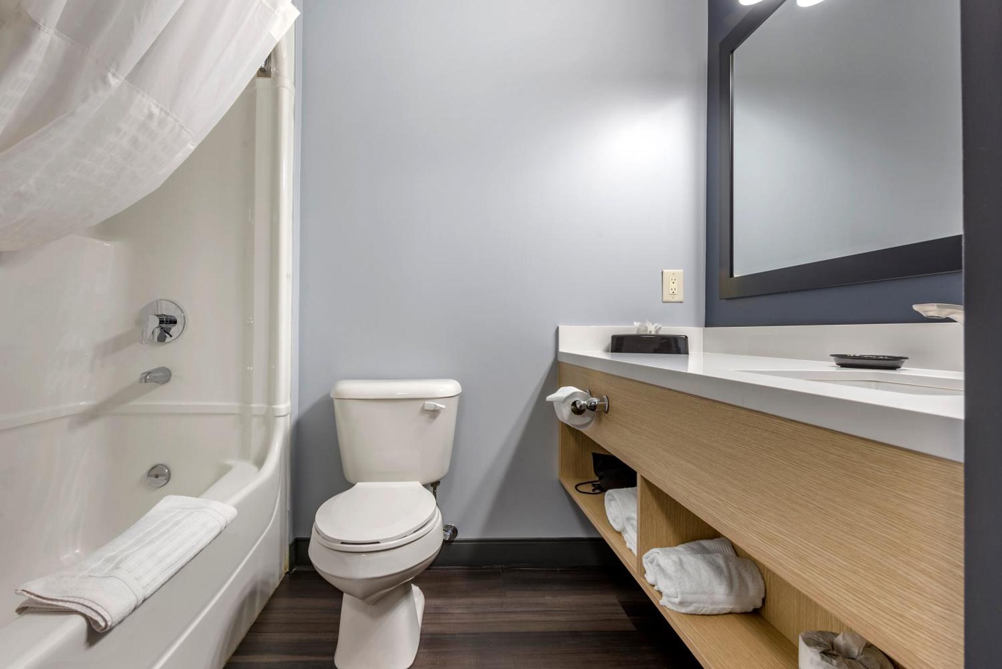 Quality Inn & Suites Oakville Room photo