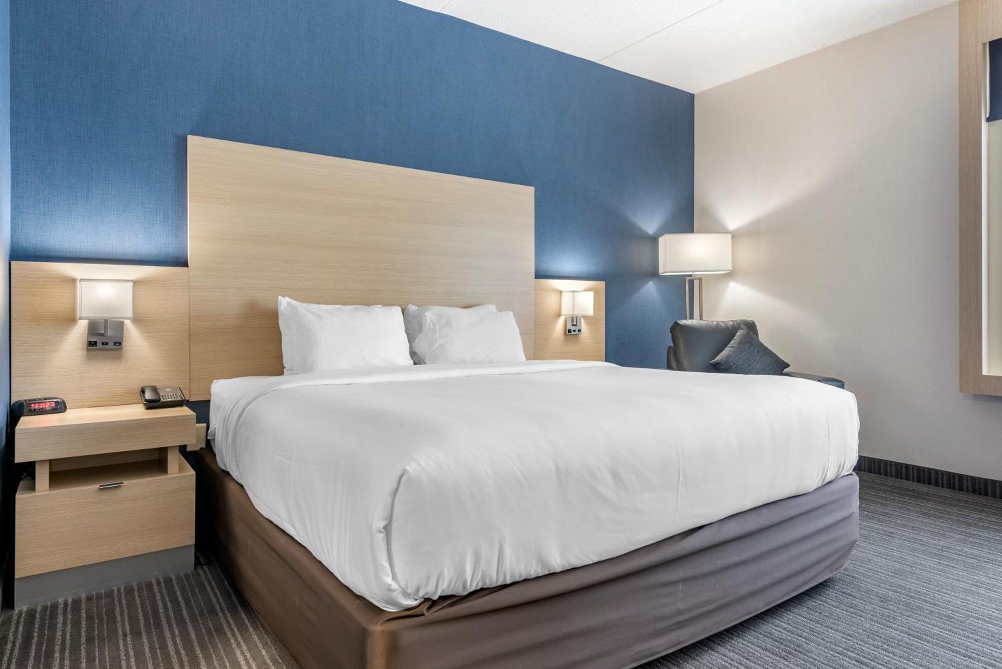 Quality Inn & Suites Oakville Room photo