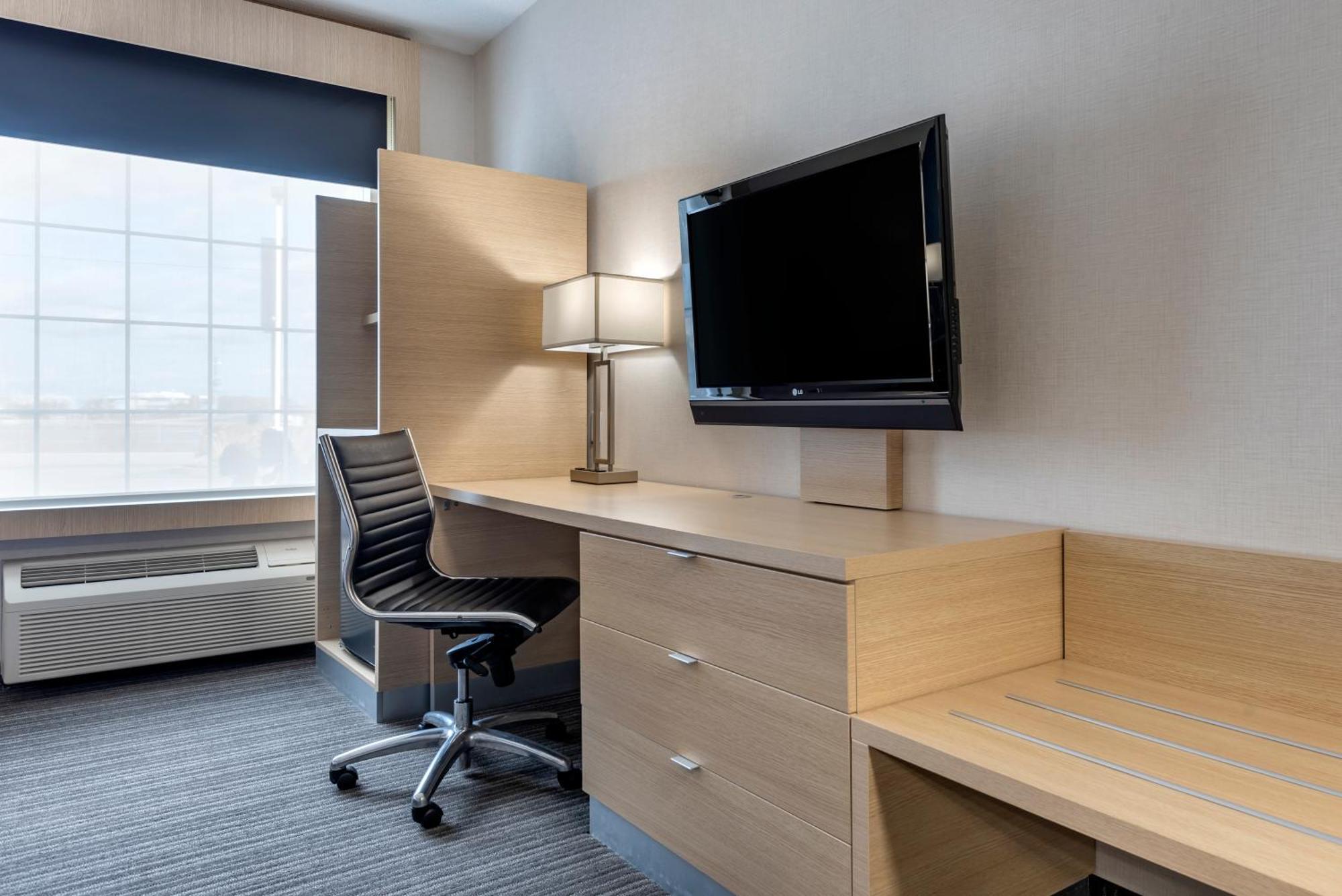 Quality Inn & Suites Oakville Room photo