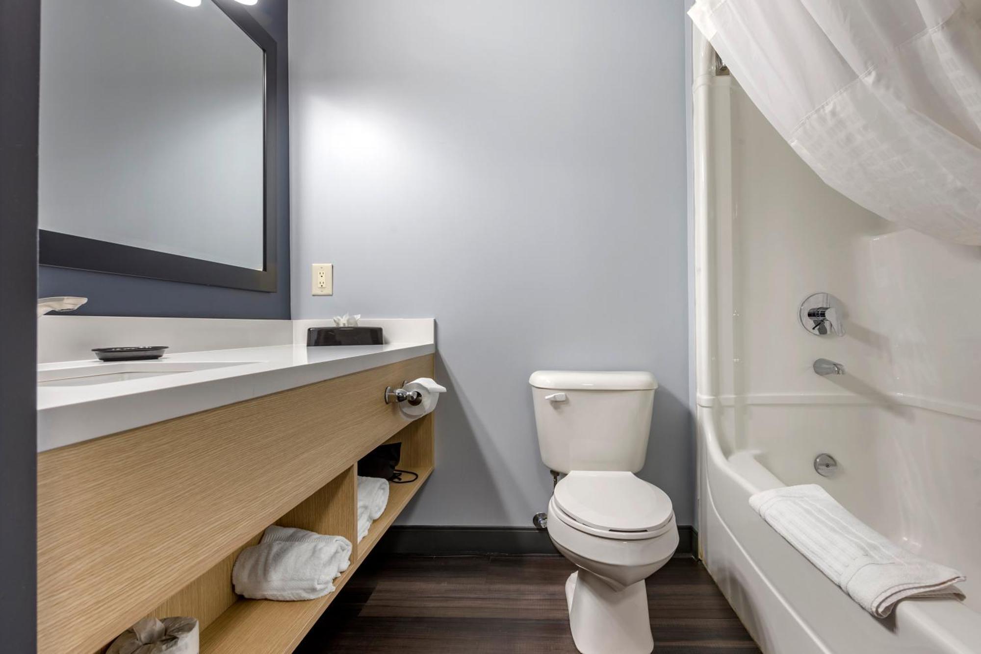 Quality Inn & Suites Oakville Room photo