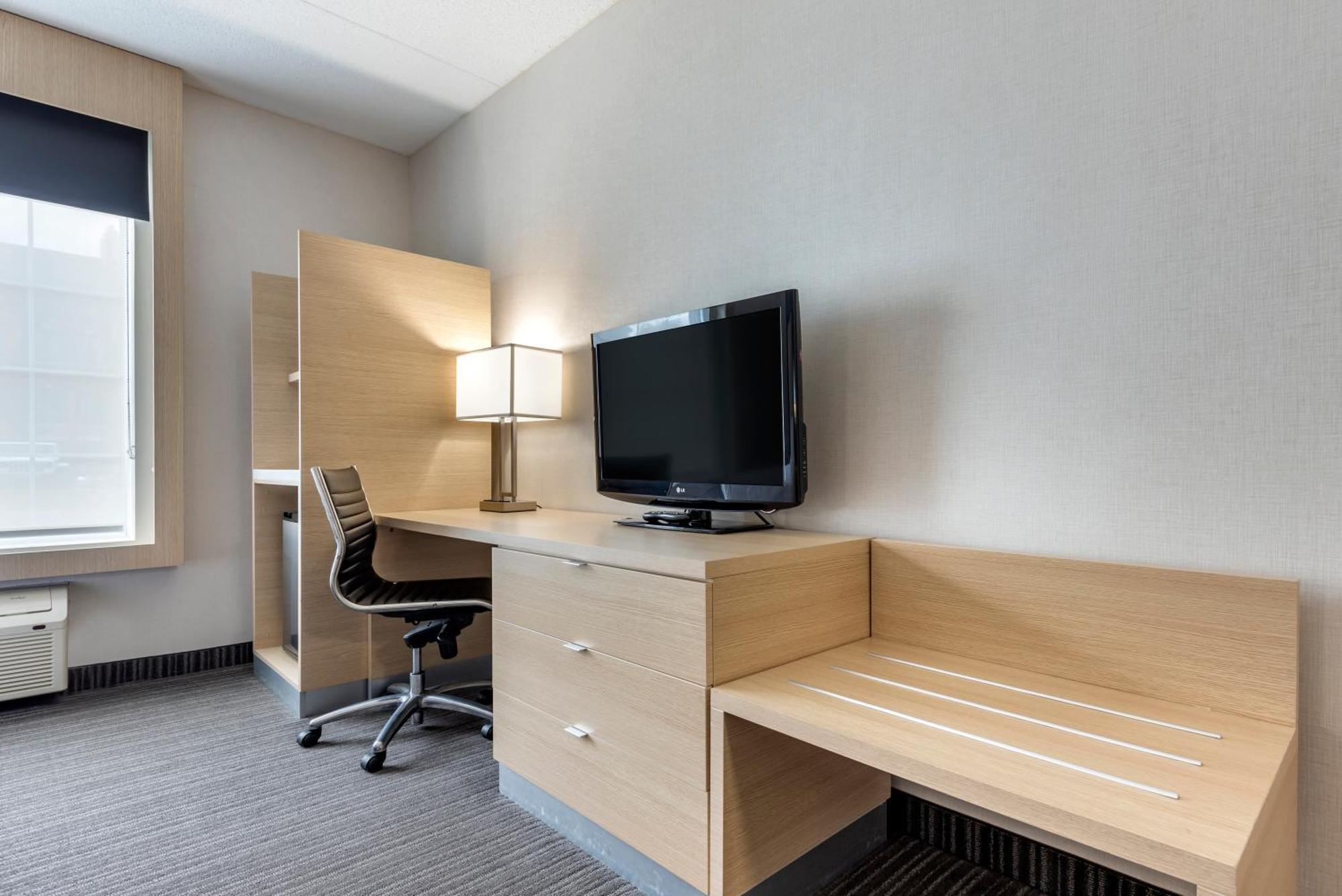 Quality Inn & Suites Oakville Room photo